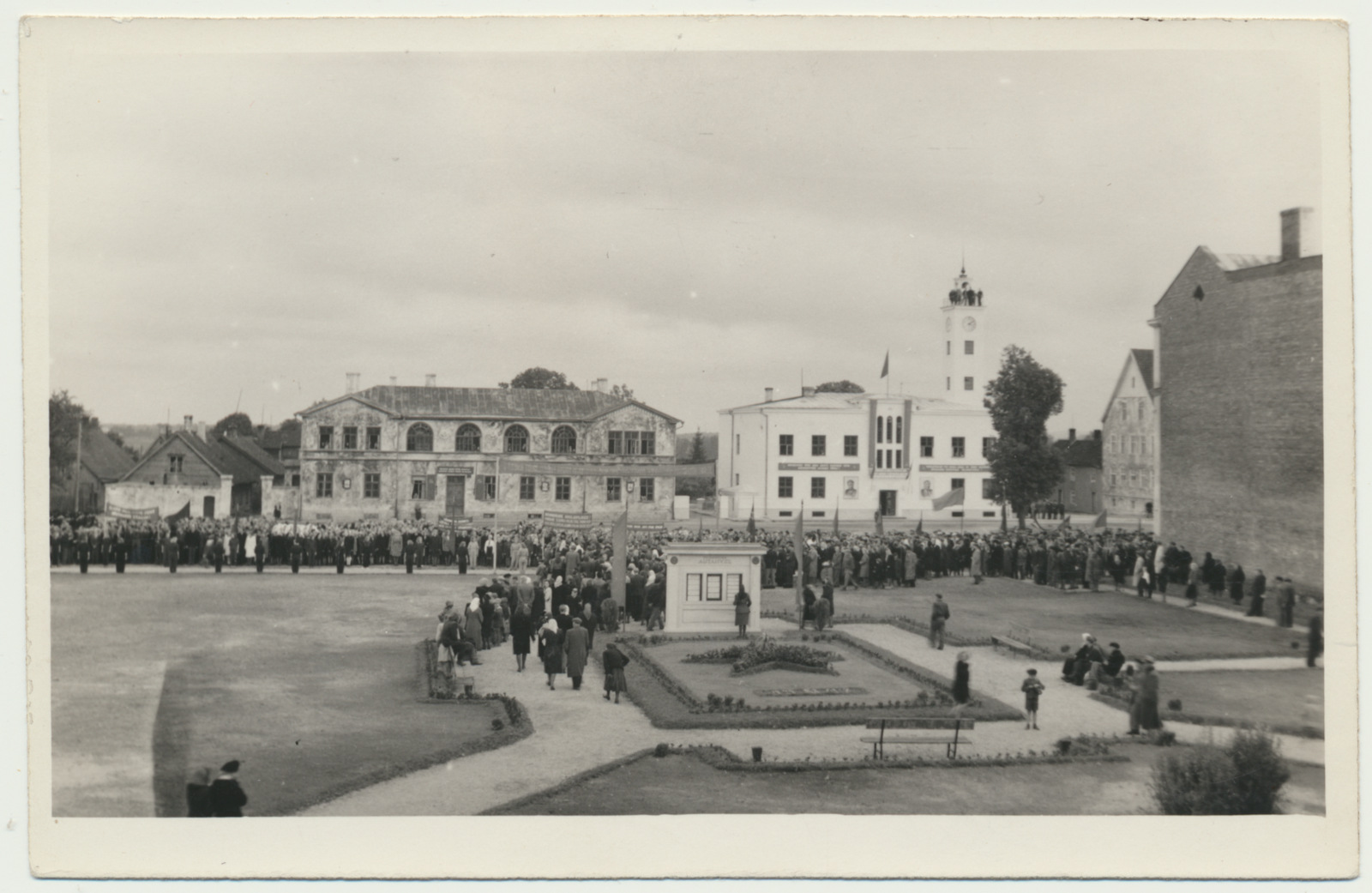 foto, Viljandi, ENSV 7. aastapäeva miiting 1947, rahvahulk linnaväljakul, autahvel haljastusega, raekoda