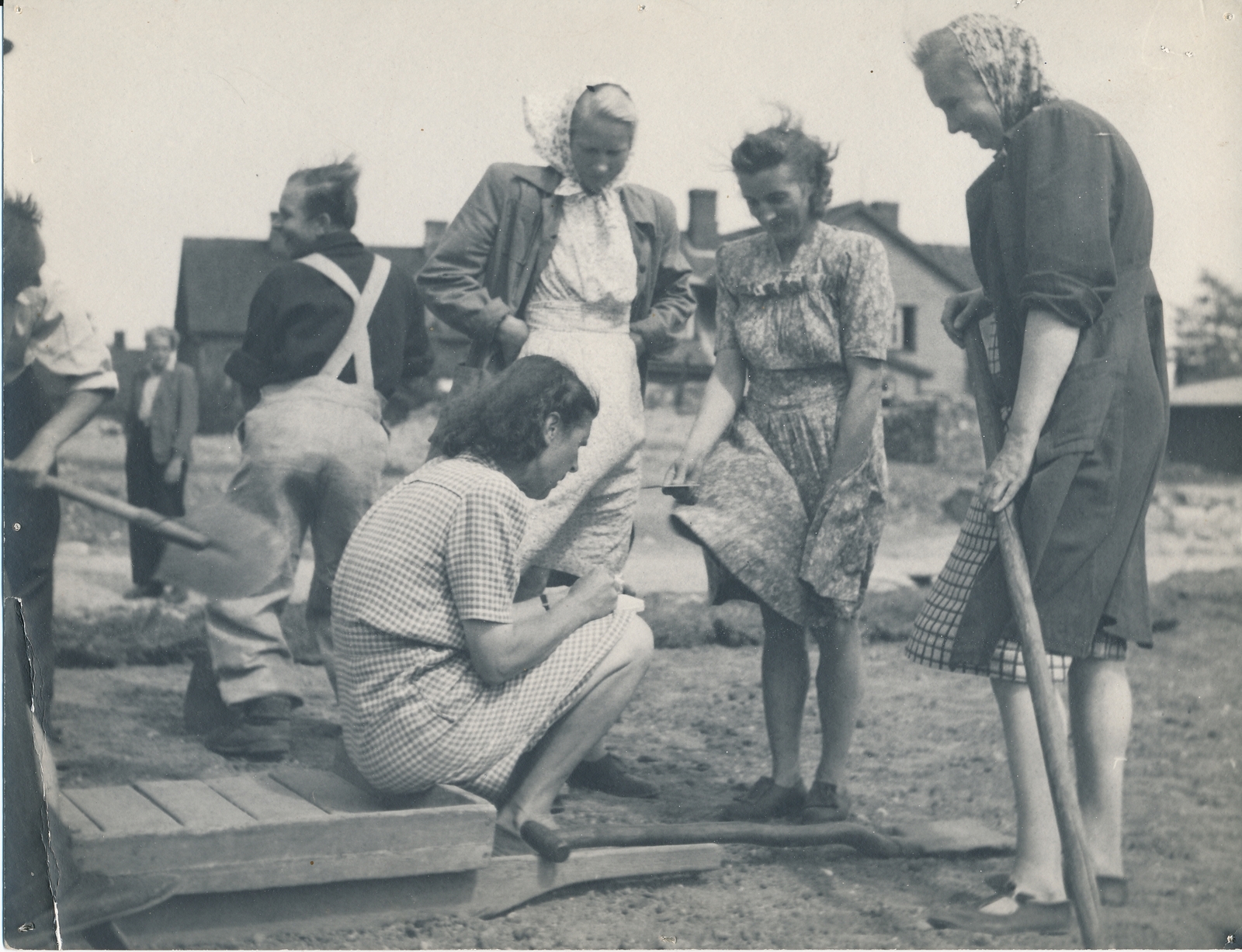 foto Viljandi taastamistööd, grupp, taga Otu tn, 1947 foto Hilja Riet