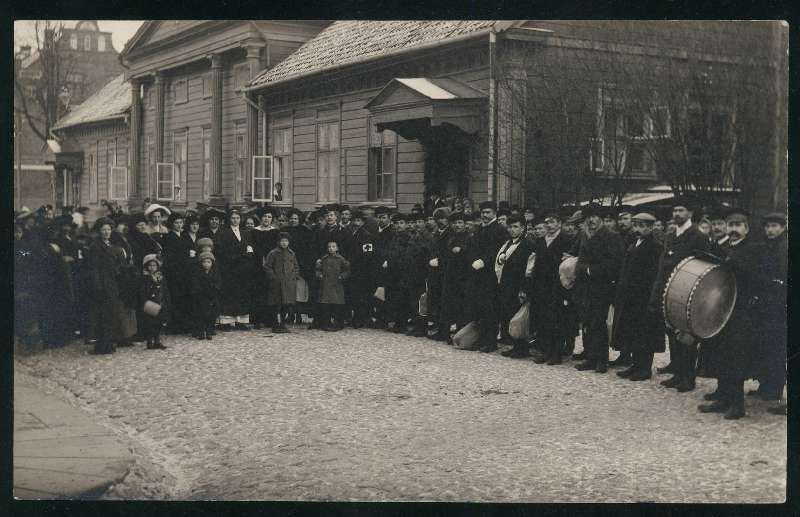 fotopostkaart, Viljandi, Posti tn 11, kasiino, I Maailmasõjas haavatud, inimesed, trummimees, 1914