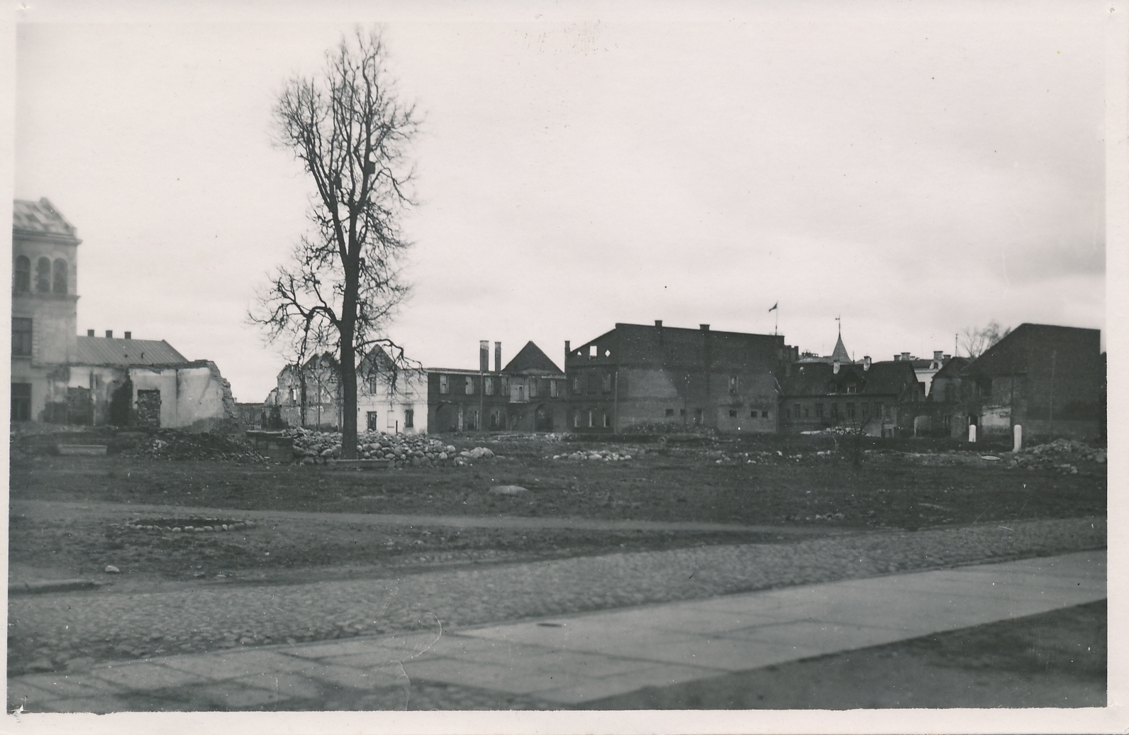 foto Viljandi taastamistööd, raekoja esine plats, 1946 foto T. Parri