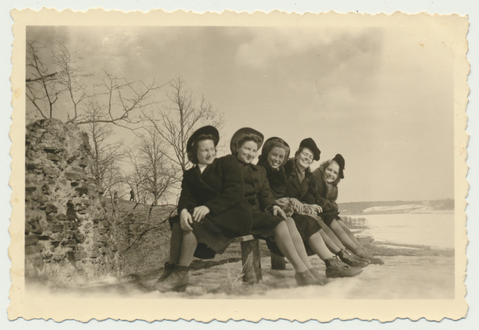 foto, Viljandi, Kaevumägi, grupp naisi, 1944 talv