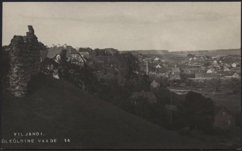 fotopostkaart, Viljandi, Kivistiku linnaosa lossimägede poolt, vasakul G. Rosenbergi maja (Pikk tn 33), u 1915, foto J. Riet