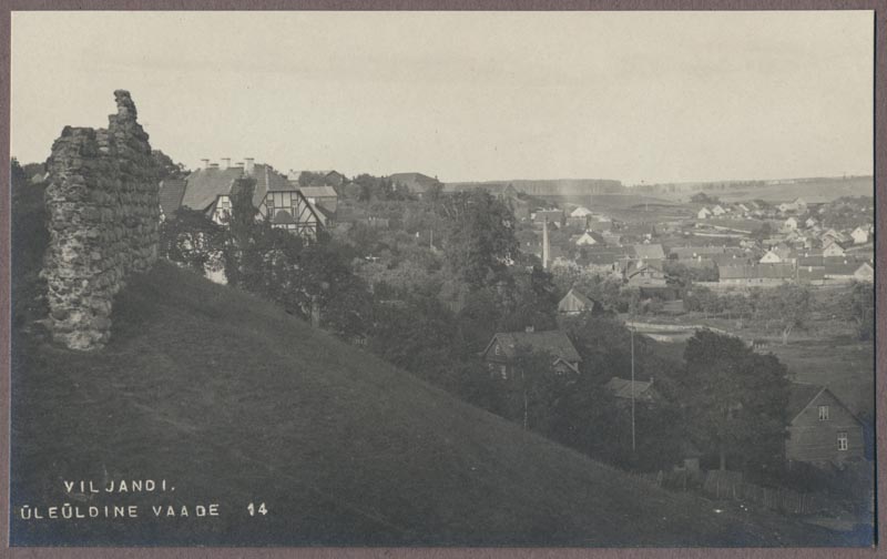 foto albumis, Viljandi, lossimäed, linn II Kirsimäelt, u 1910, foto J. Riet