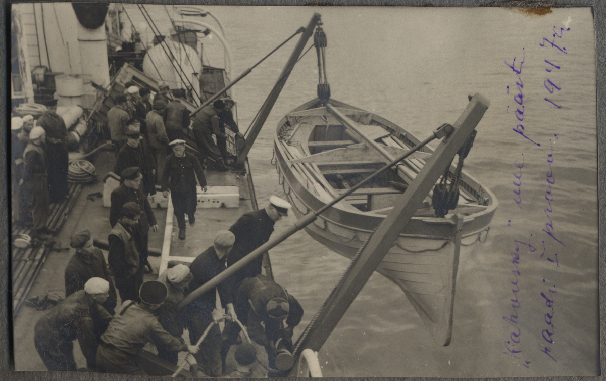 Päästepadi testimine õppelaeval "Kahovsky". Foto Hermann Tõnissoo albumist fotodega Tallinna merekoolist ja laevamudelite ehitamisest
