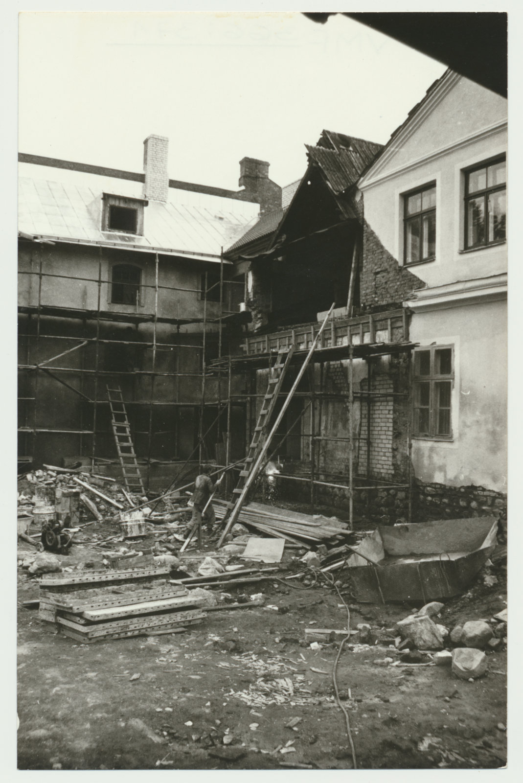 foto, Viljandi muuseum, õu, hooned, tellingud, juuli 1993, foto E. Veliste