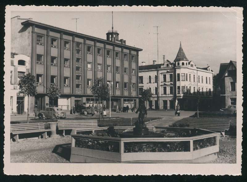 foto, Viljandi, Keskväljak, purskkaev Tüdruk tuvidega, pingid, Tartu tn majad, u 1957, fototrükk artell Koondus