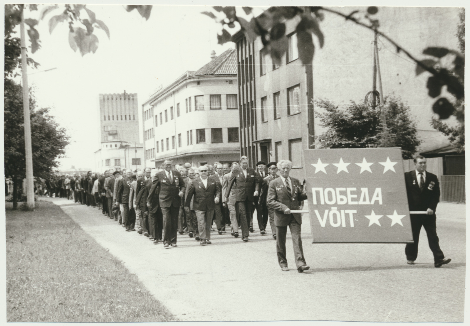 foto, Viljandi, Jakobsoni tn, sõjaveteranide kolonn, 9. mai, u 1975