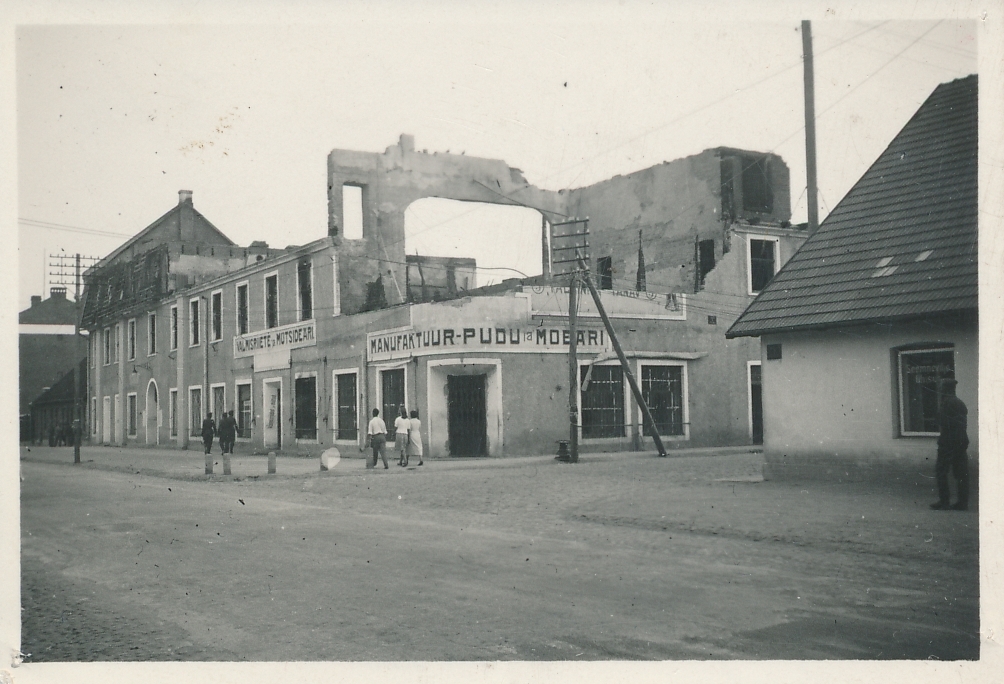 foto Viljandi, Tallinna tn 5 maja poolpõlenuna u 1944