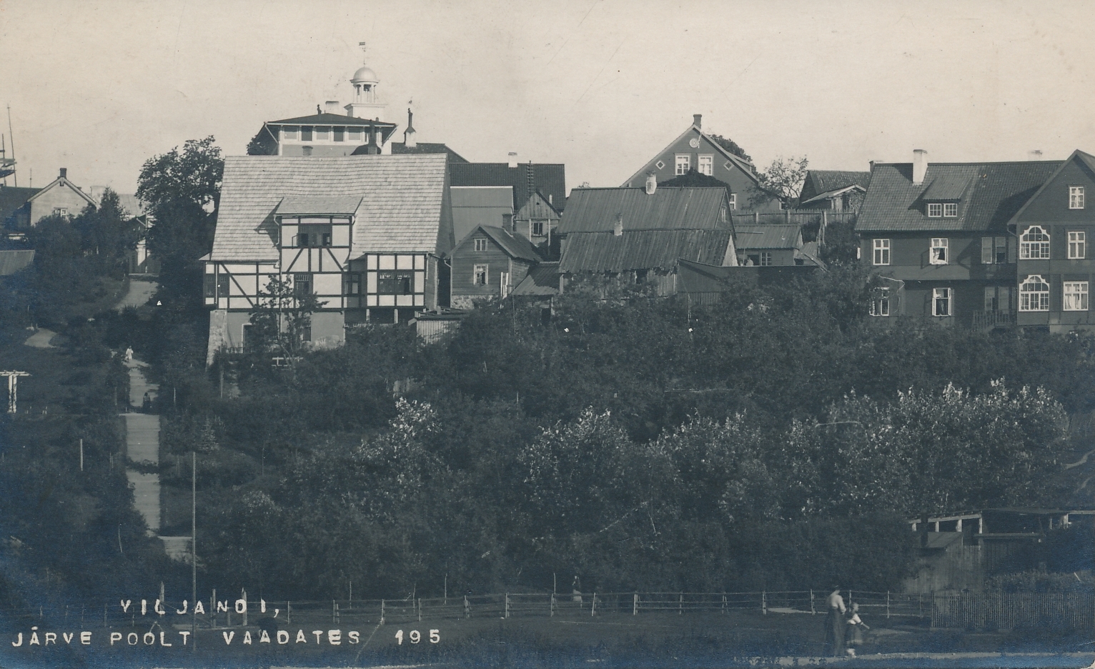 foto Viljandi, Trepimägi, majad mäeveerul, paremal Roosi tn 6, vasakserval veetorni ehitus 1910 foto J. Riet