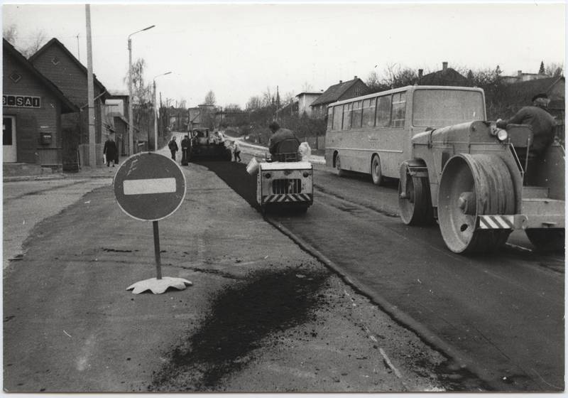 foto, Viljandi, Jakobsoni tn lõpuosa, asfaldi panek, kommunistlik laupäevak, 22.04.1984, foto E. Veliste