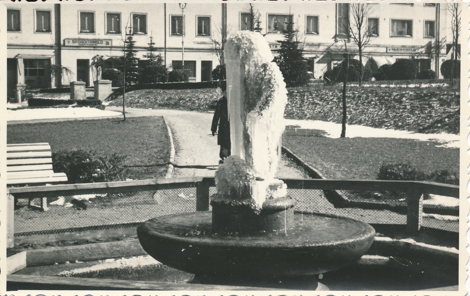 foto, Viljandi, Keskväljak, purskkaev Tüdruk tuvidega, kuju jääga kaetud, u 1958