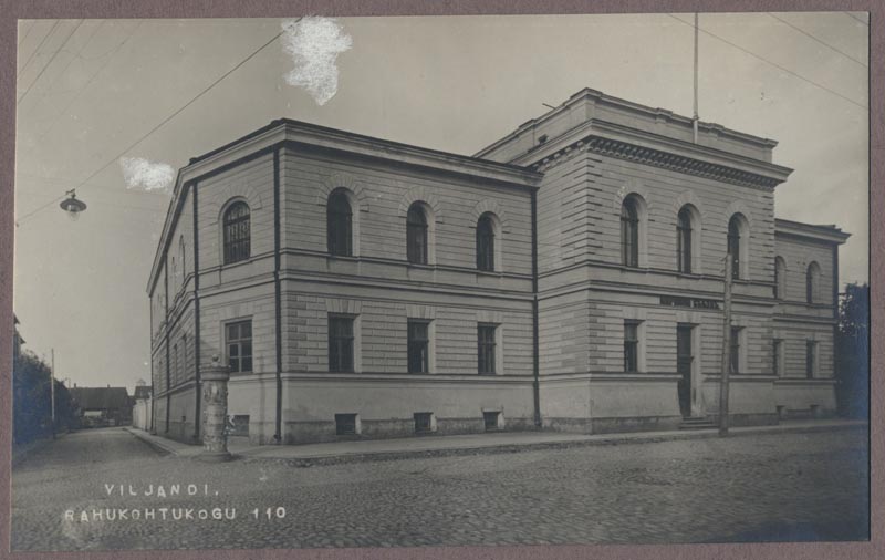 foto albumis, Viljandi, kohtumaja, Posti tn, u 1915, foto J. Riet