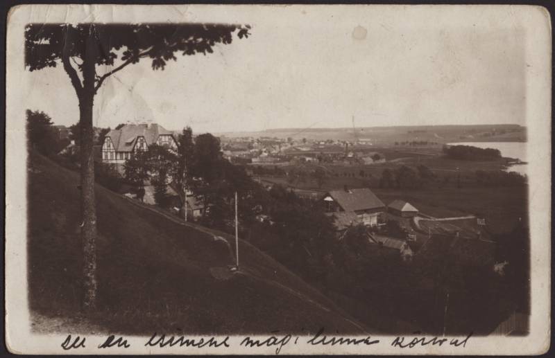 fotopostkaart, Viljandi, Kivistiku linnaosa lossimägede poolt, taga vasakul G. Rosenbergi maja (Pikk tn 33), paremal järv u 1910