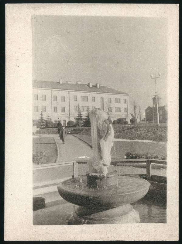 fotopostkaart, Viljandi, Keskväljak, purskkaev Tüdruk tuvidega, kuju jääs, Lossi tn 18/20, u 1958