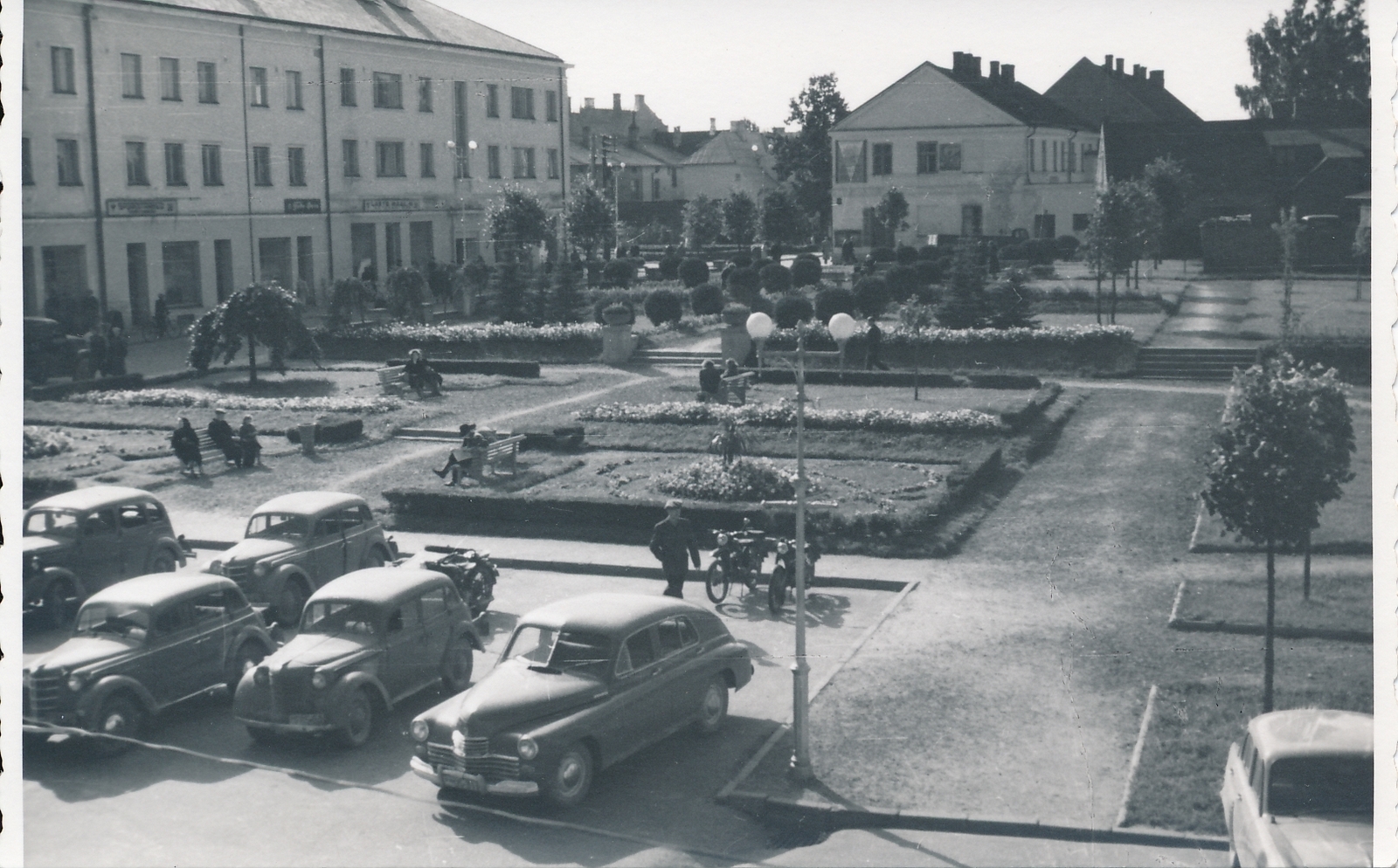 foto, Viljandi, Keskväljak, park, autod mootorrattad, 9.1957, F: H. Riet