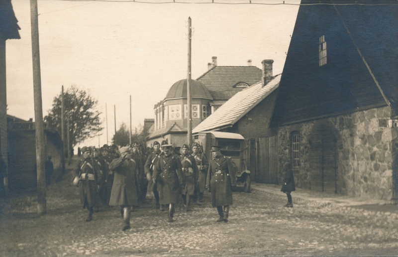 foto, Viljandi Turu tn algus, taga nr 4 maja, sõjaväelased, rongkäik u 1925