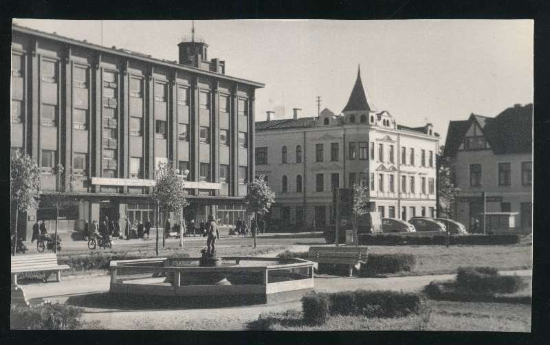 fotopostkaart, Viljandi, Keskväljak, Tartu tn, purskkaev "Tüdruk tuvidega", u 1958