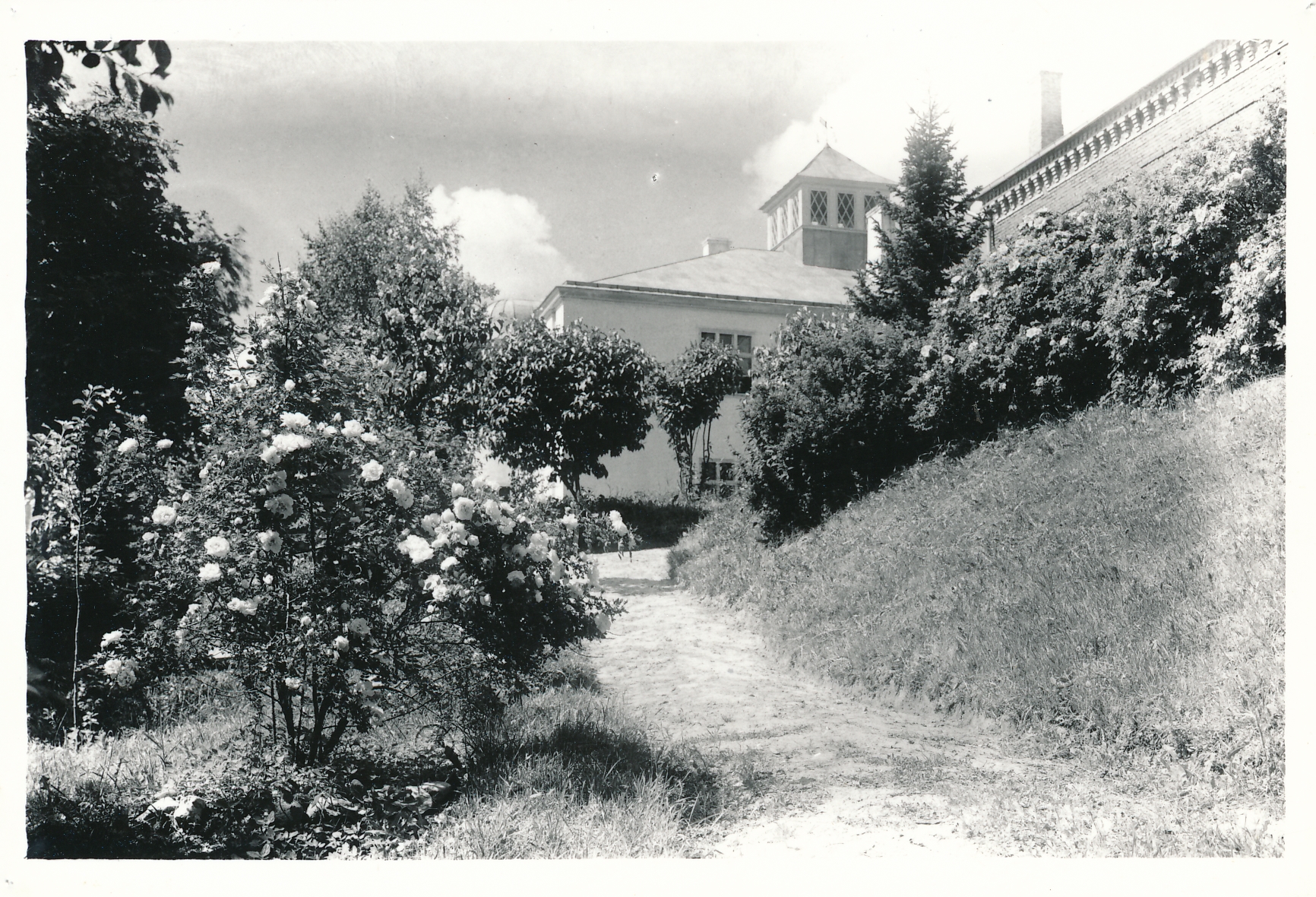 foto, Viljandi Eesti Haridusselts'i koolimaja aed, 1935