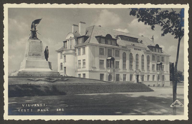 foto albumis, Viljandi, Vabadussõja mälestussammas, pangahoone, u 1930, foto J. Riet