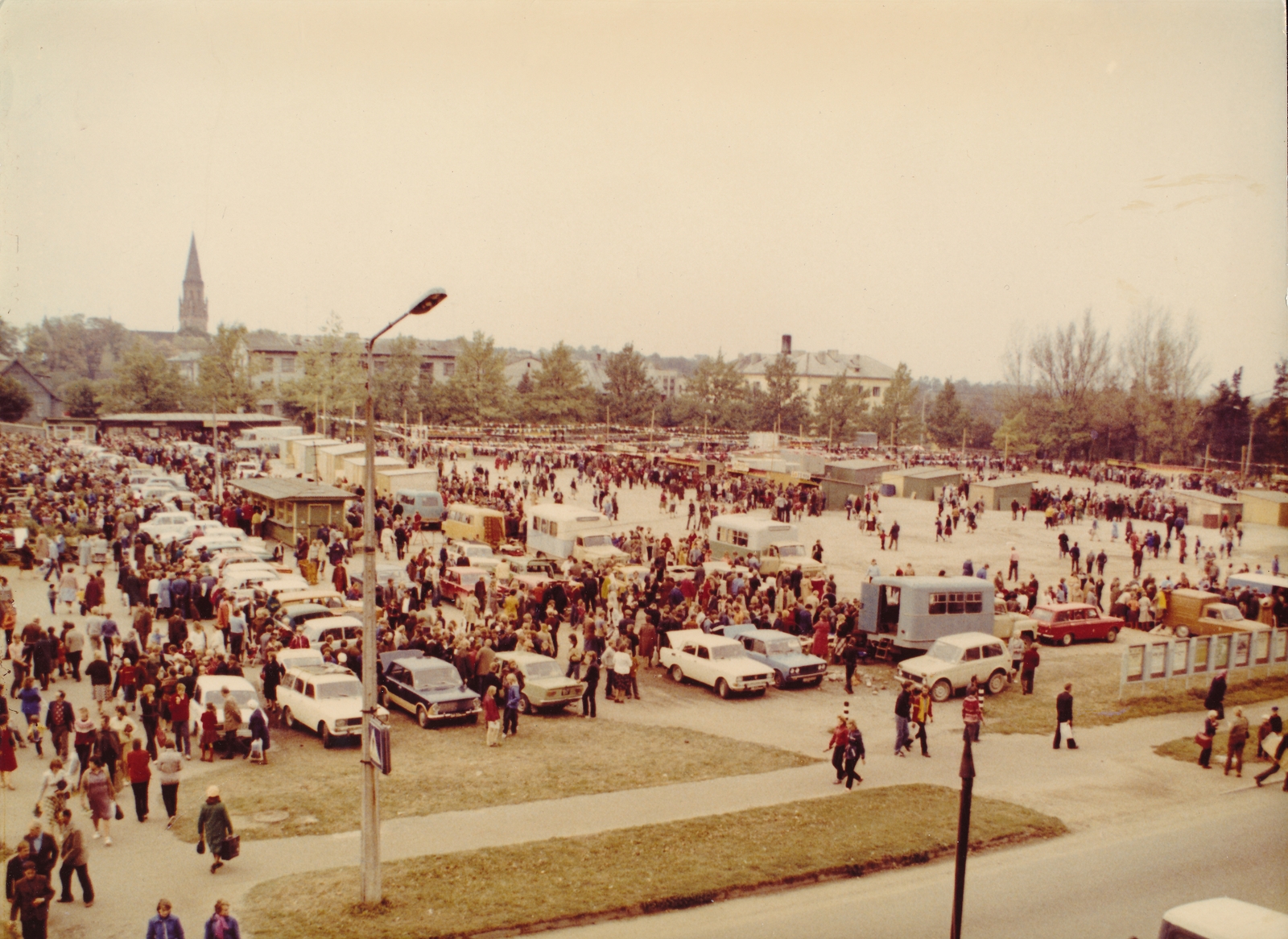 foto, Viljandi, turuplats, sügislaat, 1983, foto I. Tavaste