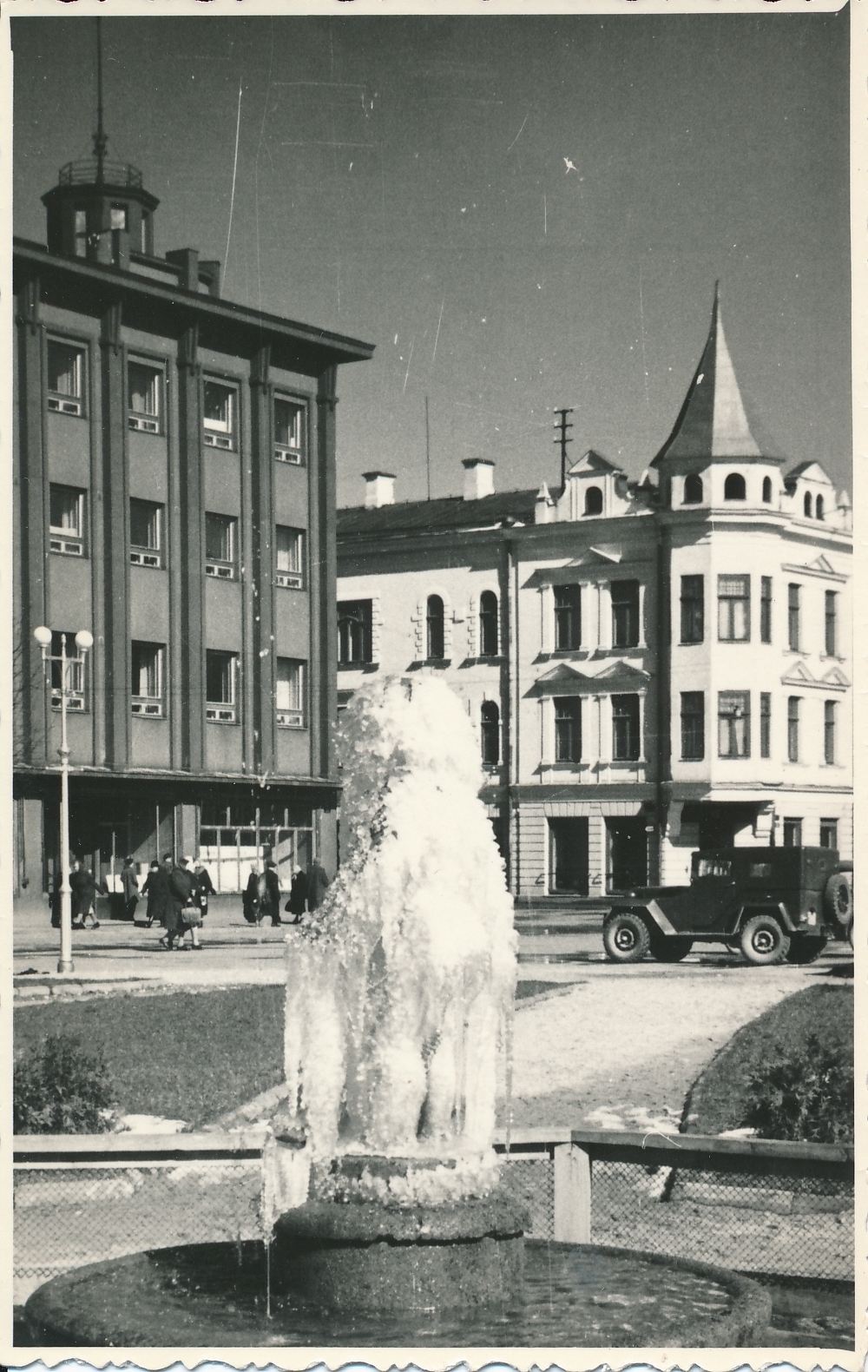 foto, Viljandi, Keskväljak, purskkaev Tüdruk tuvidega, kuju kaetud jääga, u 1960