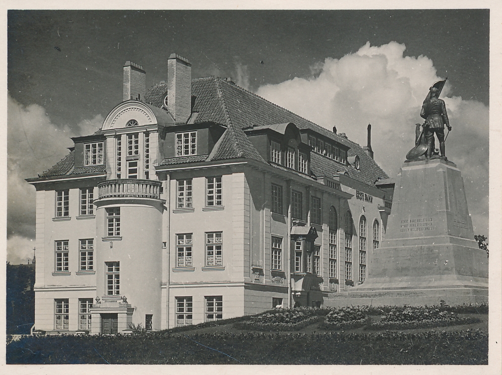 foto, Viljandi, Eesti Pank, fassaad, külg. ausammas, u 1935, foto T. Parri