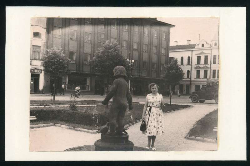 foto, Viljandi, Keskväljak, Tartu tn, purskkaev Tüdruk tuvidega, u 1962