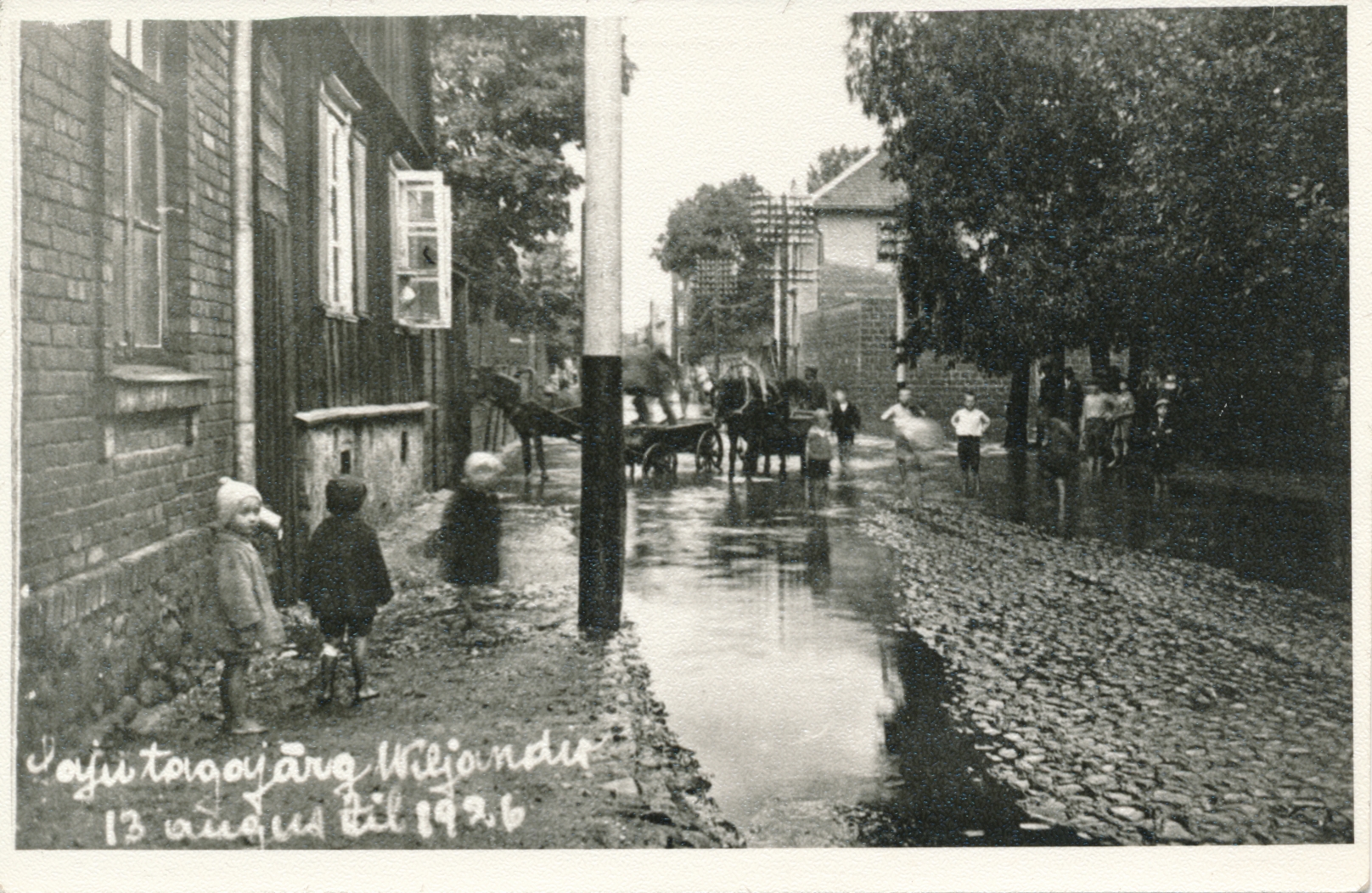 foto, Viljandi, Jakobsoni ja Lossi tn ristmikul üleujutus pärast vihma, 1926