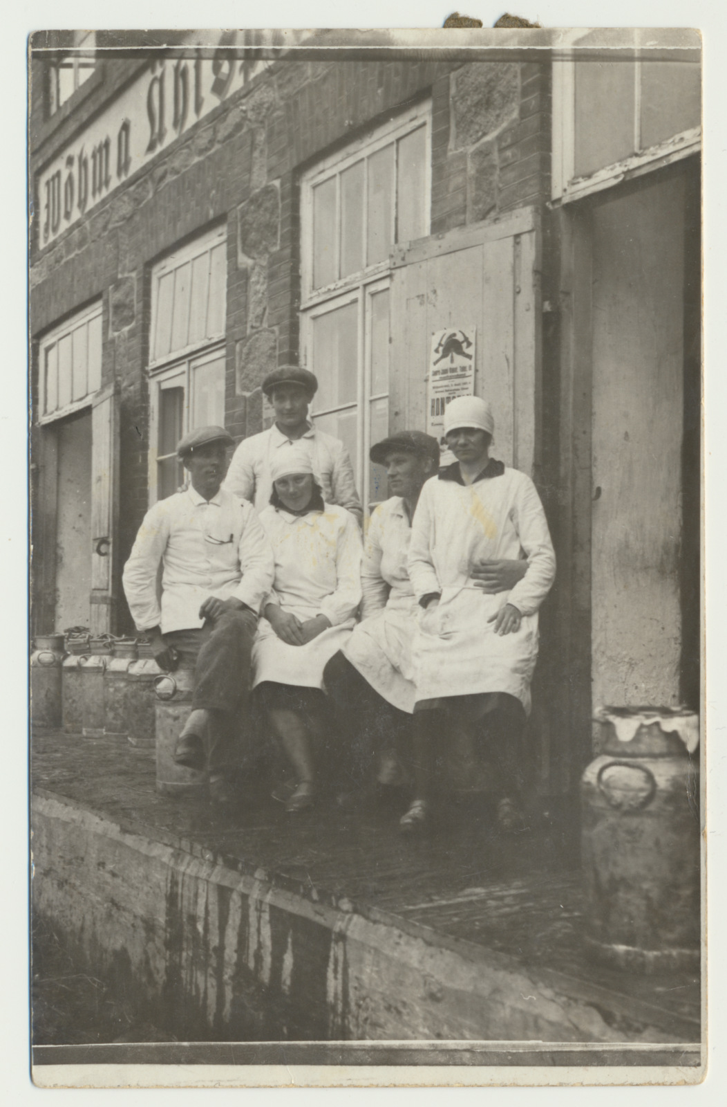 foto, Viljandimaa, Võhma meierei, ukse ees töötajad, u 1930