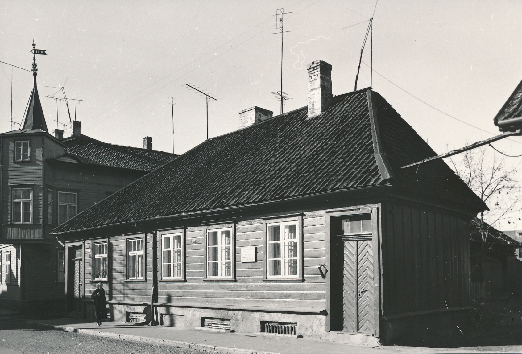 foto Viljandi Lossi tn 11 elumaja (mantelkorstnaga) 1977