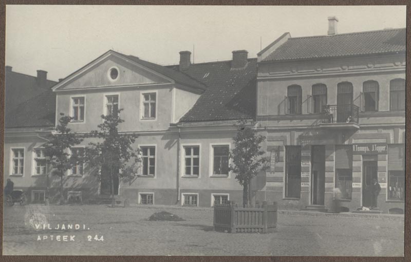 foto albumis, Viljandi, apteek, turuplatsi ääres, u 1915, foto J. Riet