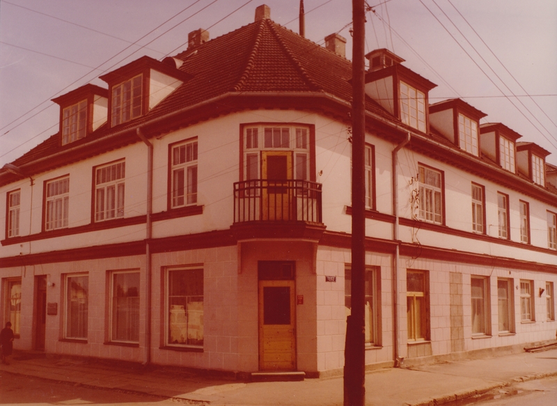 foto, Viljandi, kiirabi ja polikliiniku hoone (Turu tn 8, 10), värviline, 1983, foto I. Tavaste