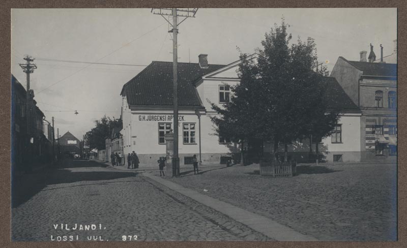foto albumis, Viljandi, Lossi tn Turuplatsi kohal, G.H Jürgens'i apteek, u 1925, foto J. Riet