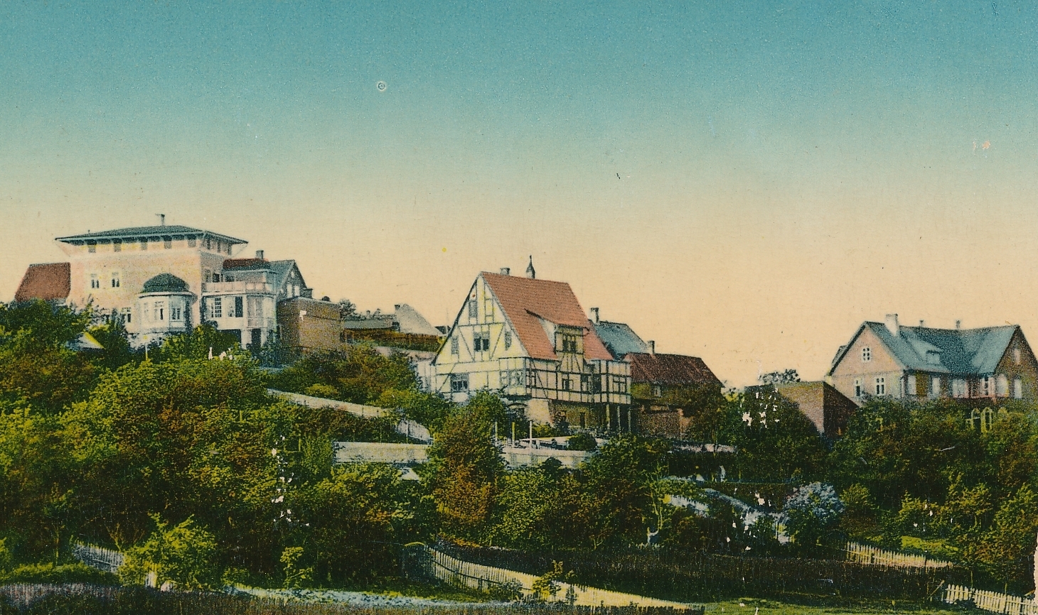 koloreeritud trükipostkaart, Viljandi, Trepimägi, elumajad (villad) u 1910, foto J. Riet