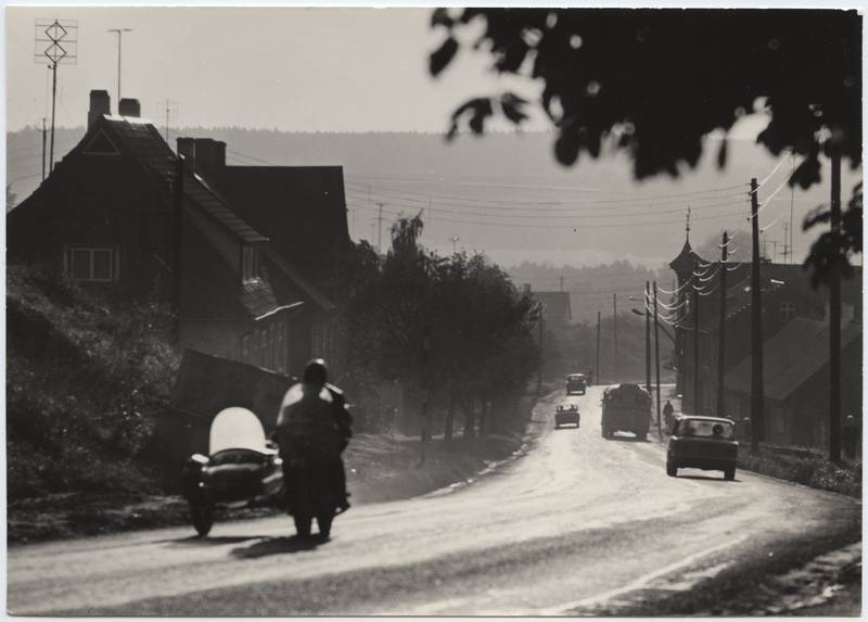foto, Viljandi, Jakobsoni tn mägi hommikuvalguses, Allika ja Põllu tn ristmikud, sõidukid, 1975, foto E. Veliste