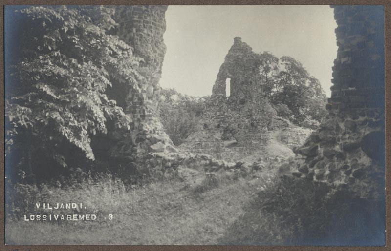 foto albumis, Viljandi, lossimäed, Kaevumägi, läbi Suurmüüri ava, u 1910, foto J. Riet