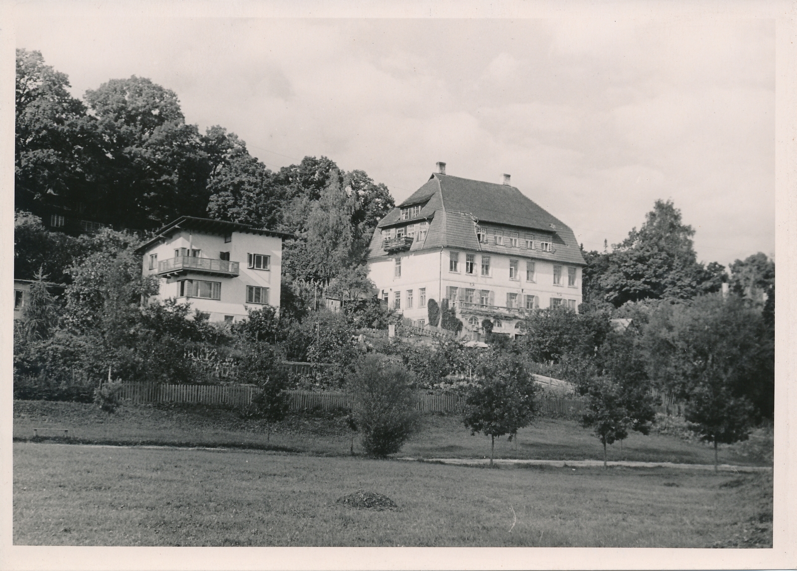 foto, Viljandi, Ranna pst, elumajad, paremal endine ärimees J. Luts'u maja (Oru tn 23), vasakul Ranna pst 12, 1960