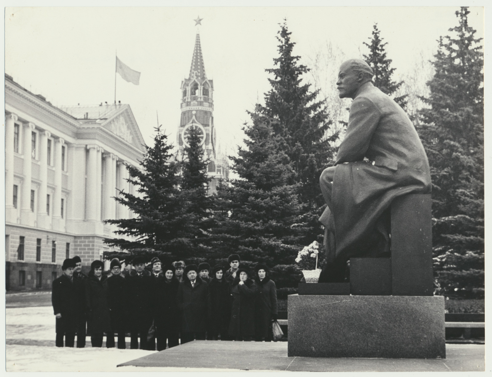 foto NLKP 25. kongress 1976, delegaadid Eesti NSV-st, Kremli õu, V.I.Lenin'i monument