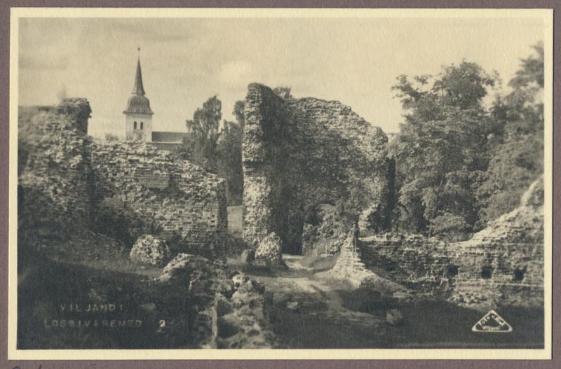 foto albumis, Viljandi, lossimäed, Kaevumägi, värav, Jaani kirik, u 1910, foto J. Riet