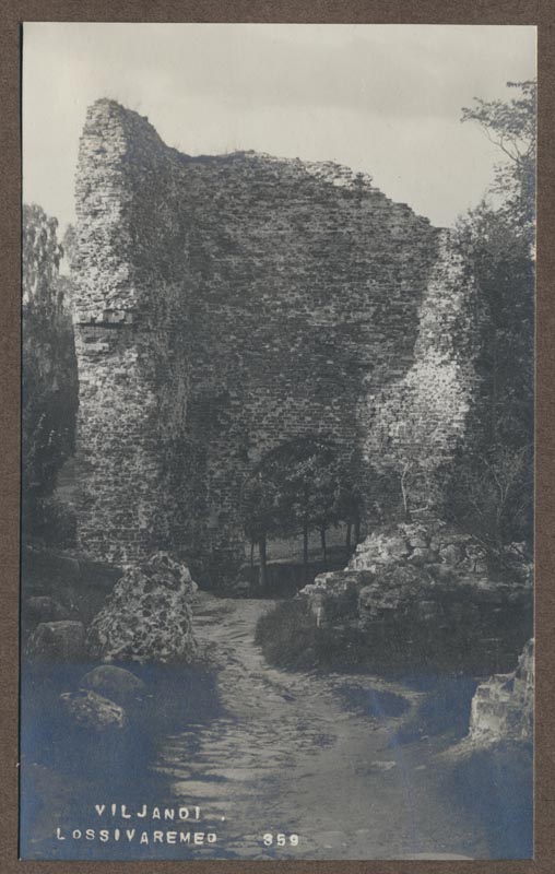 foto albumis, Viljandi, lossimäed, Kaevumägi, värav, u 1925, foto J. Riet