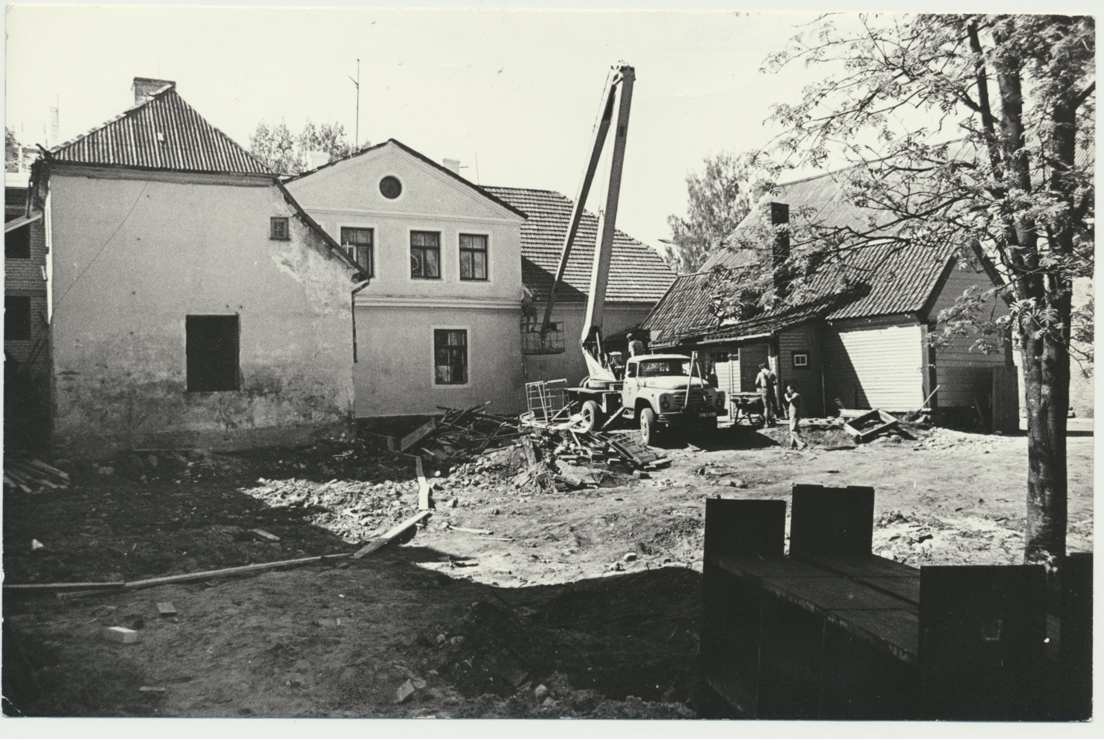 foto, Viljandi muuseum, peahoone lammutus-ehitus, õu, 1993