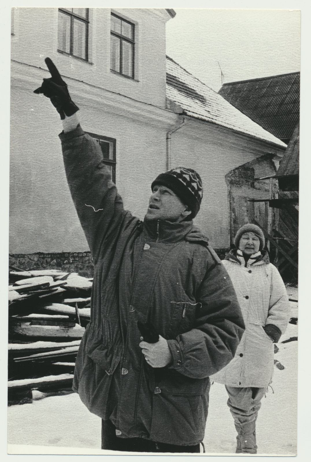 foto, Viljandi muuseum, ehitus, õuel J. Pihlak ja L. Männik, 1994