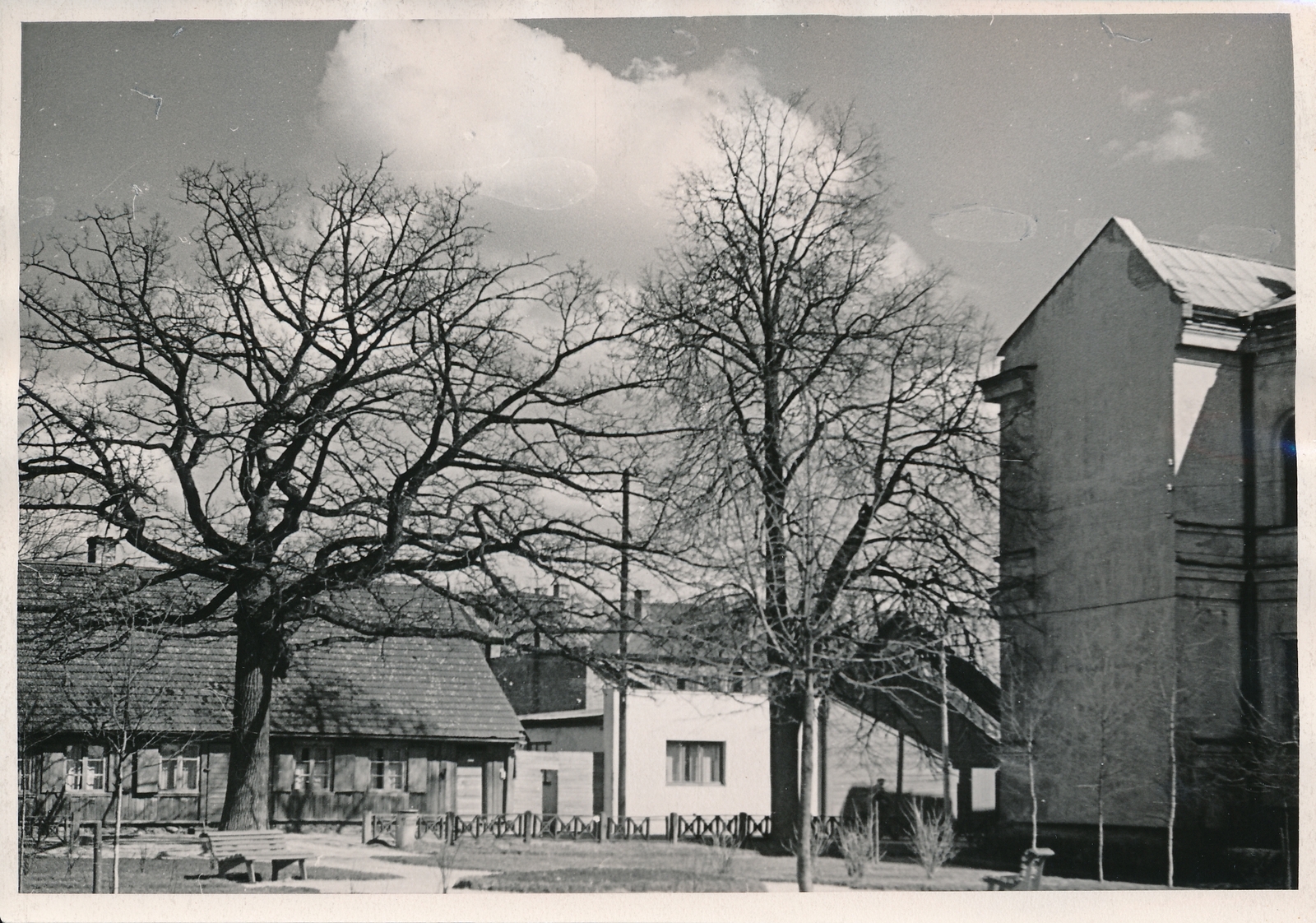 foto, Viljandi, Posti tn äärne park, kohtumaja kõrval, 2007 dets avati platsil lasteaed Mesimumm, Posti tn 20 a, 1955