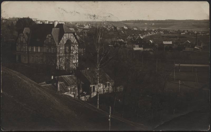 fotopostkaart, Viljandi, vasakul G. Rosenbergi maja (suurem, Pikk tn 33) Kivistiku lossimägede poolt, u 1920