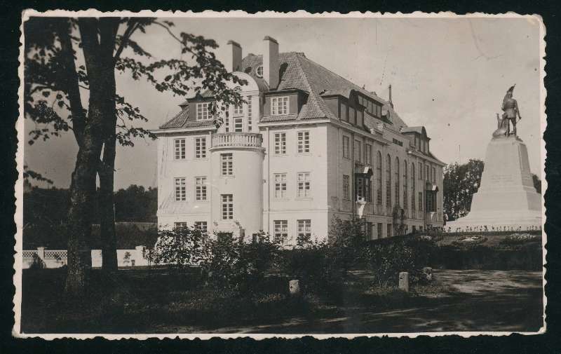fotopostkaart, Viljandi, Eesti Panga Viljandi osakonna hoone, Eesti Vabadussõjas langenute mälestussammas, u 1935