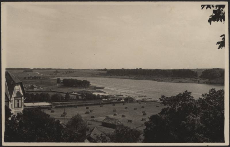 fotopostkaart, Viljandi, järv, heinamaa, vasakserval G. Rosenbergi maja (Pikk tn 33), lossimägede poolt, u 1937