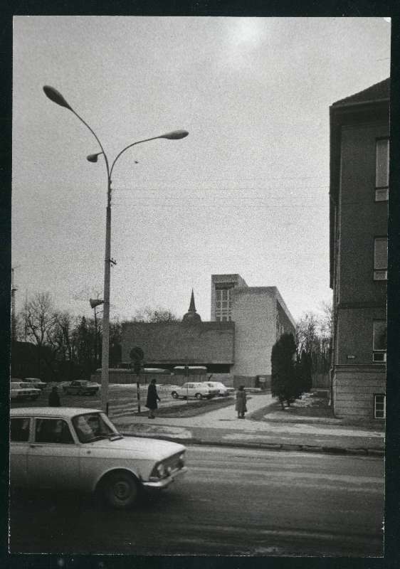 foto, Viljandi, Nõukogude väljak, parteimaja (ametite maja) ehitus (Vabaduse plats 6), aprill, 1981, foto E. Veliste