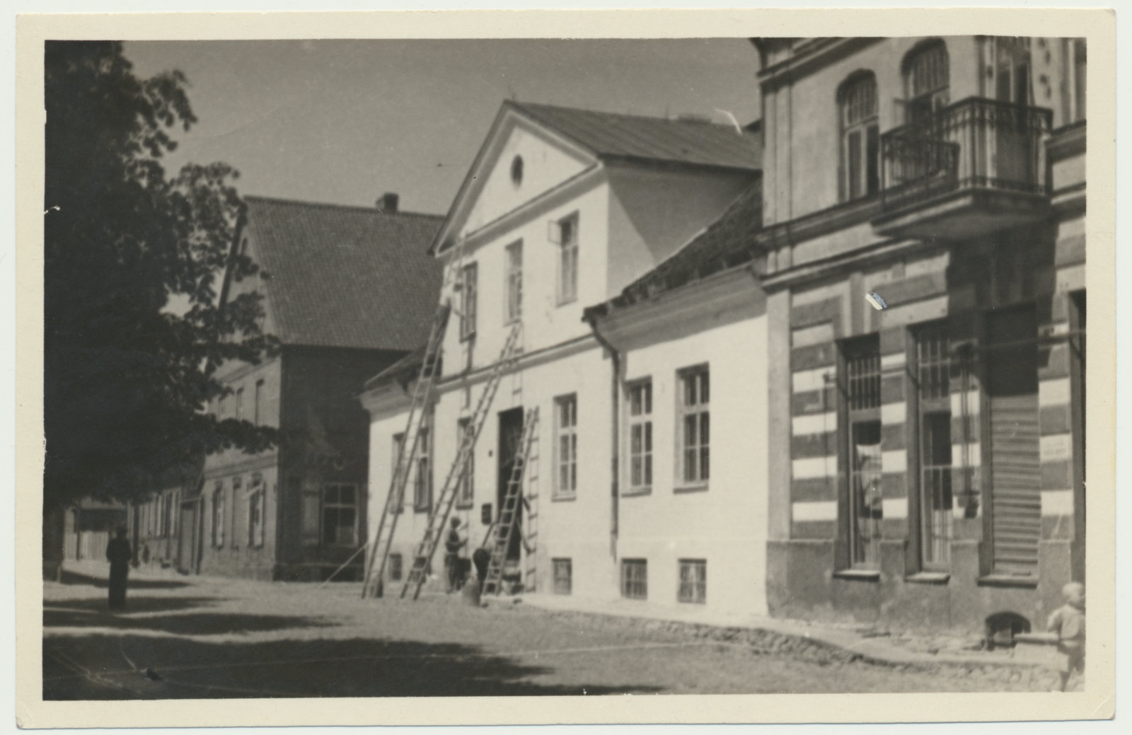 foto Viljandi muuseumi hoone valgendamine u 1950 foto T.Parri
