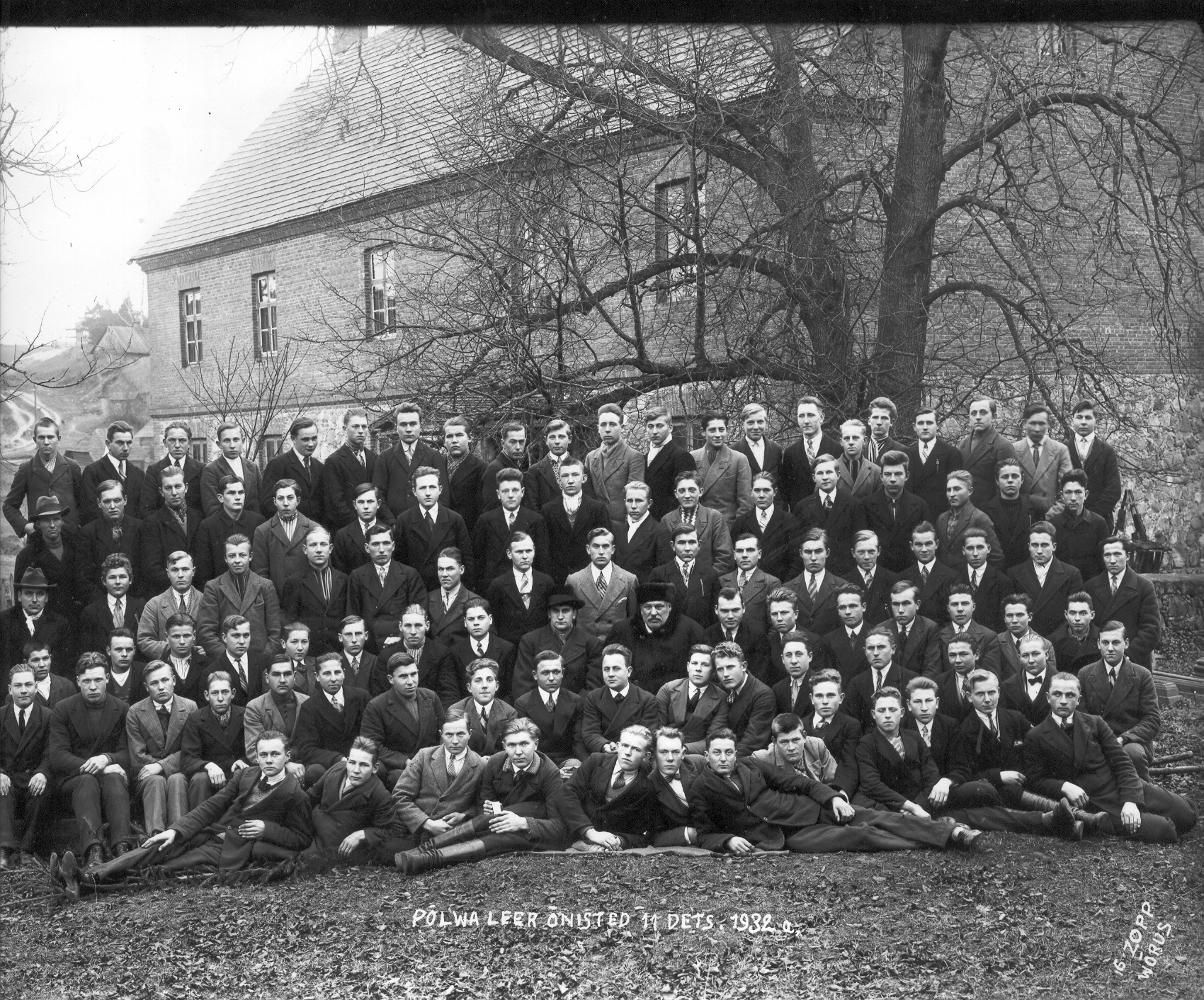 Foto.Põlva leerilapsed 11.detsembril 1932.a. leerimaja juures. Foto Gustav Zopp.