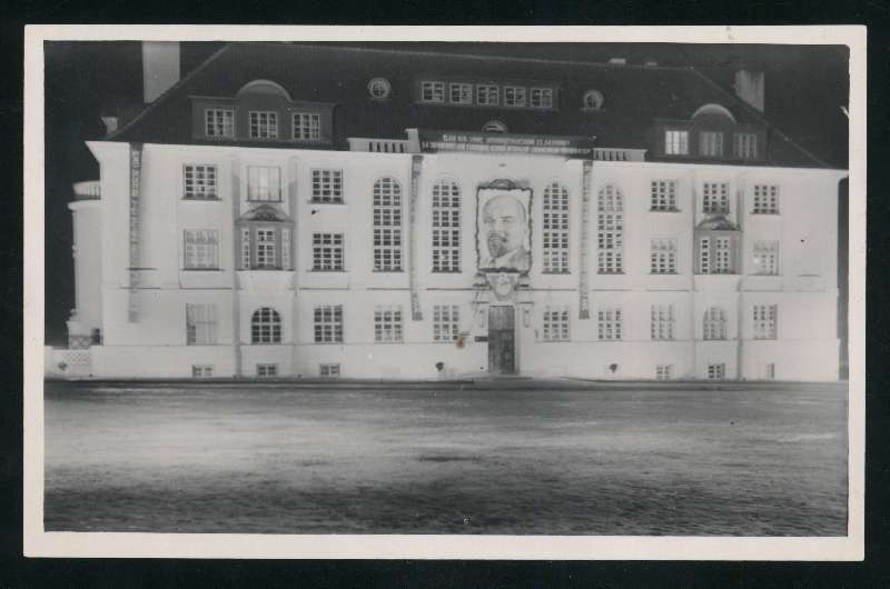 fotopostkaart, Viljandi, Vabaduse plats, Eesti Panga Viljandi osakonna hoone, V. I. Lenini pilt, loosungid, vapp, november 1940